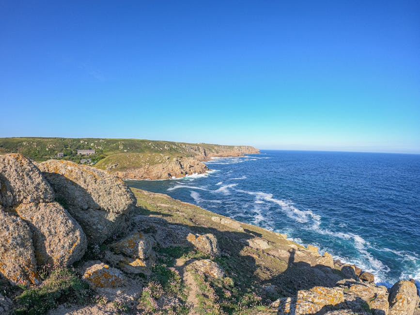 Costa rocciosa della Cornovaglia con onde che si infrangono sulle scogliere