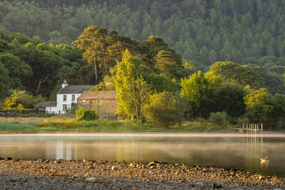 Lago e casa nel Lake District in estate